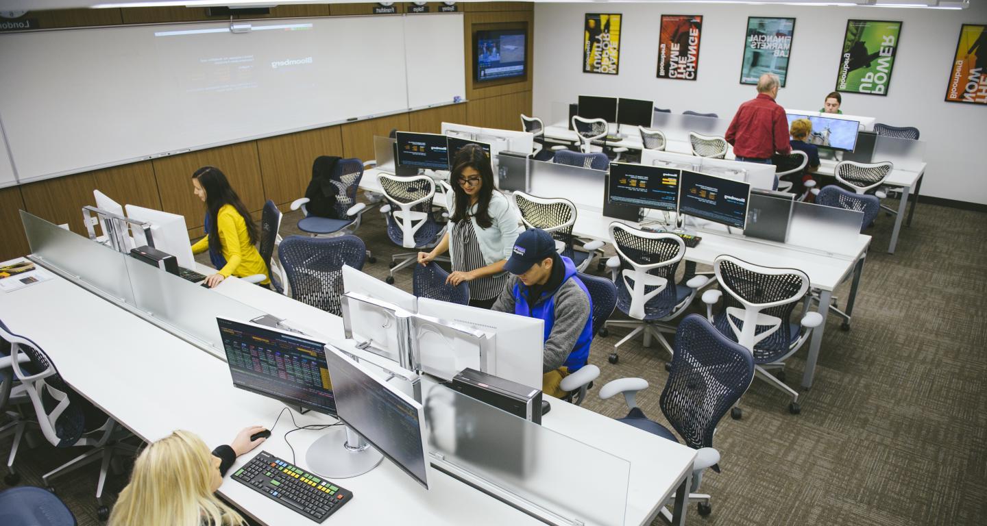 学生和教师在立博在线体育商业与创业学院使用彭博金融实验室.